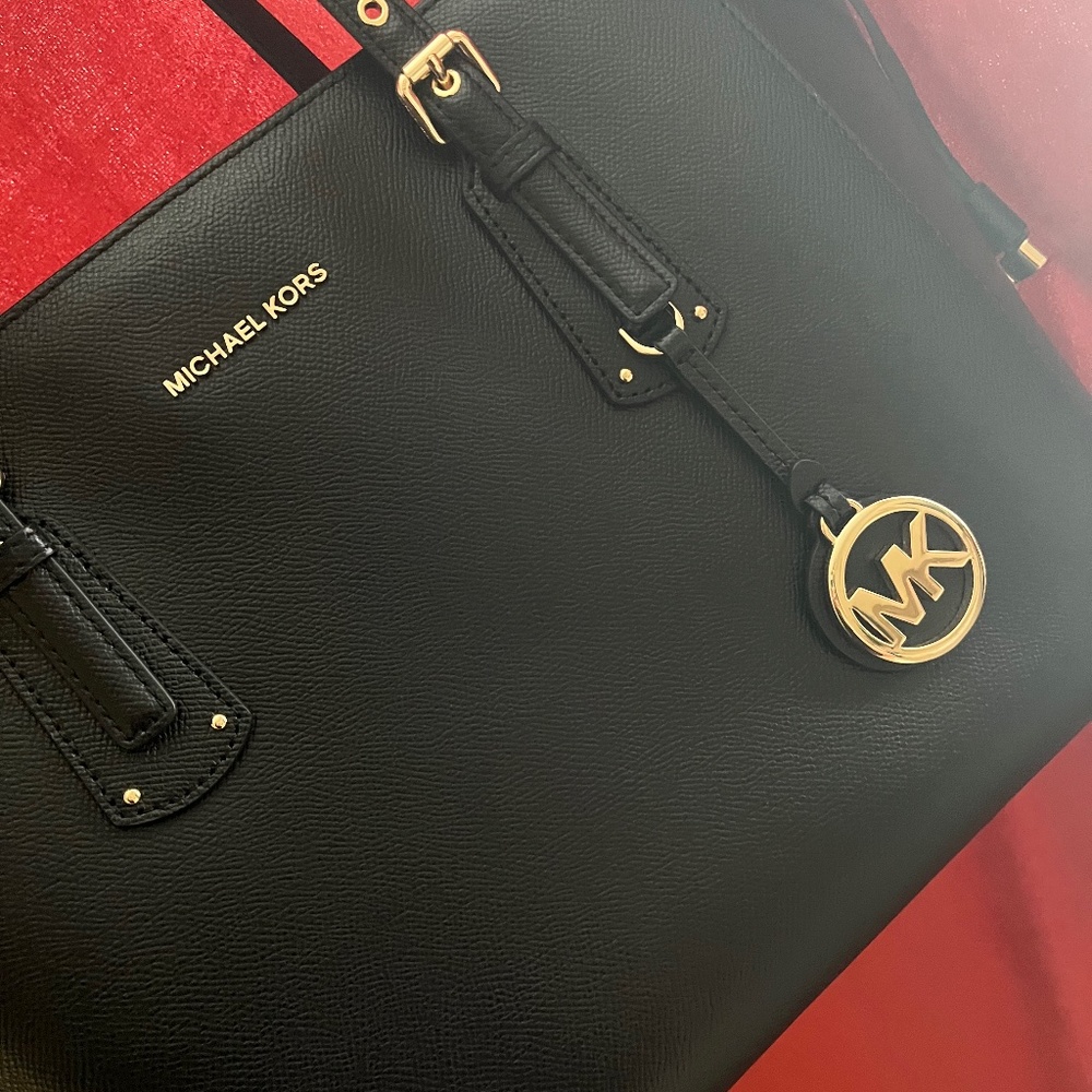 Voyager Medium Crossgrain Leather Tote Bag